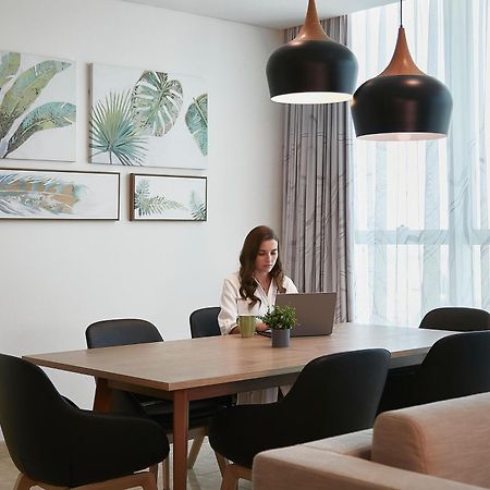 Element By Westin City Center ドーハ エクステリア 写真 A woman working at home