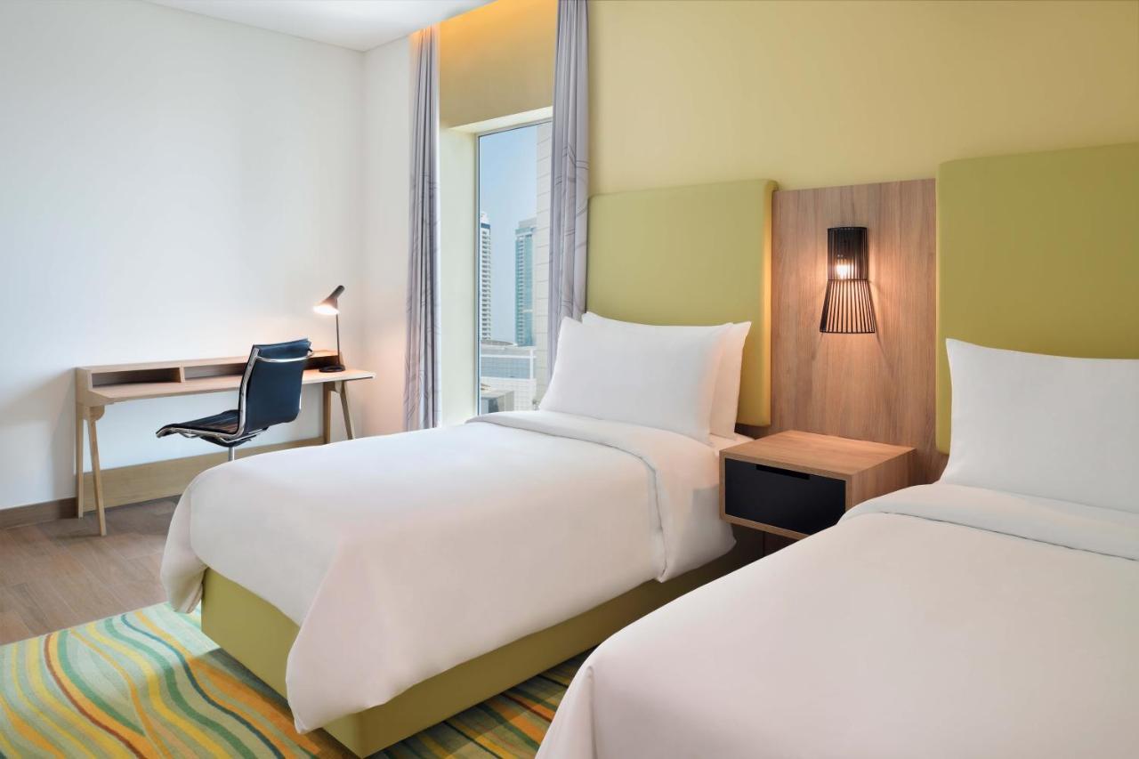 Element By Westin City Center ドーハ エクステリア 写真 A room at the Holiday Inn Express in Dubai