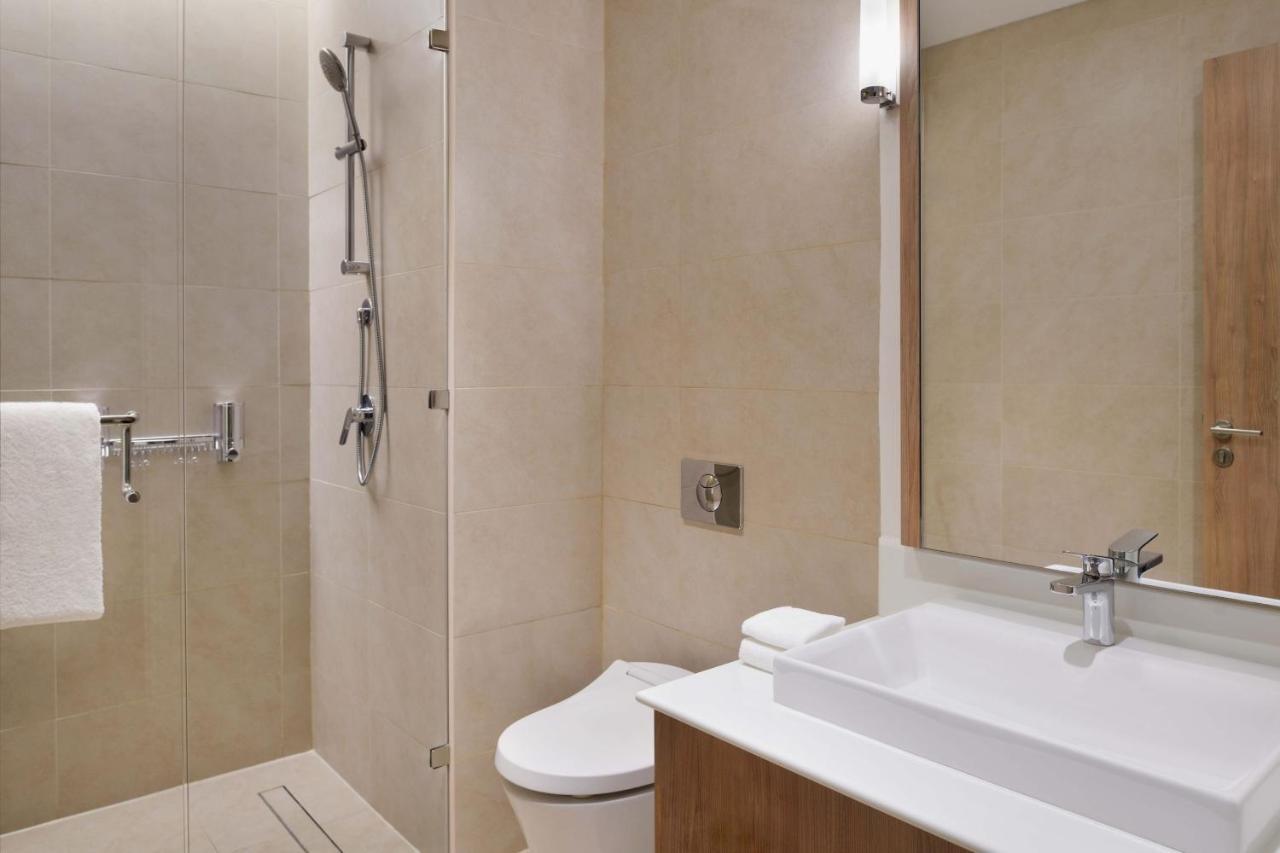 Element By Westin City Center ドーハ エクステリア 写真 A bathroom in a hotel