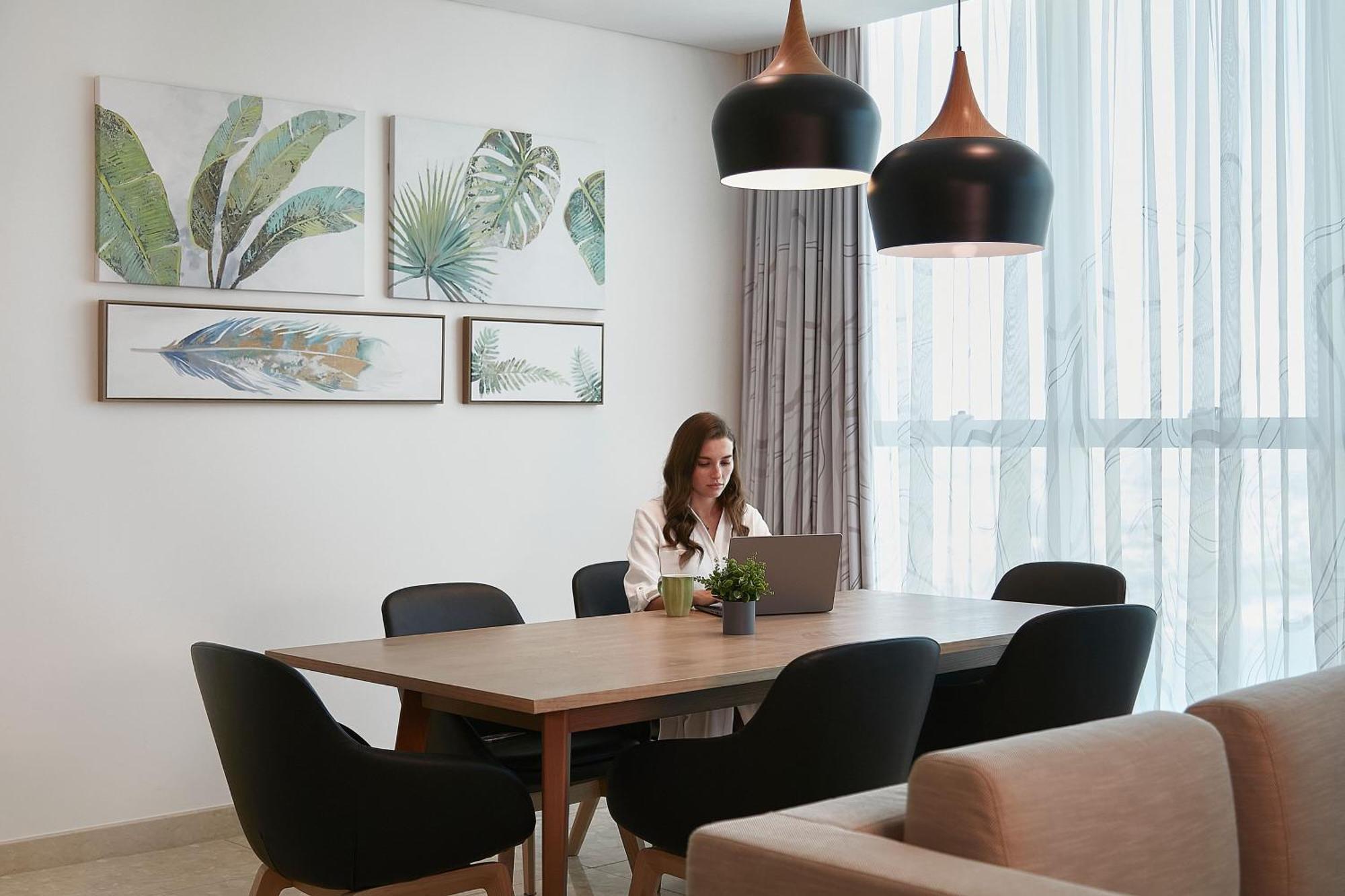 Element By Westin City Center ドーハ エクステリア 写真 A woman working at home